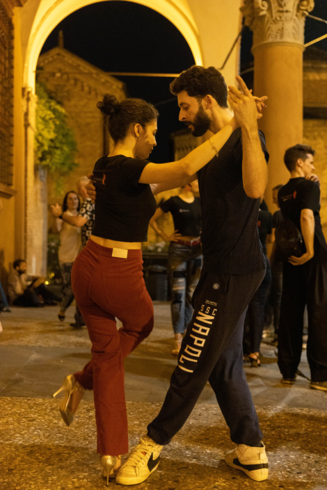 Perché così tante persone passano da ballo salsa a ballare tango argentino come la loro principale danza sociale?